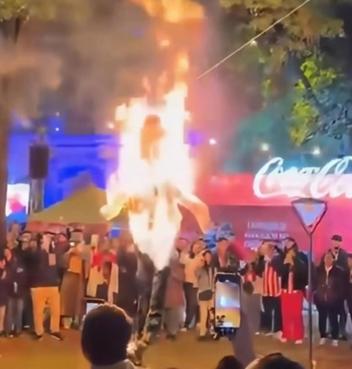 Imagen del muñeco de Mbappé quemado por los hinchas paraguayos.