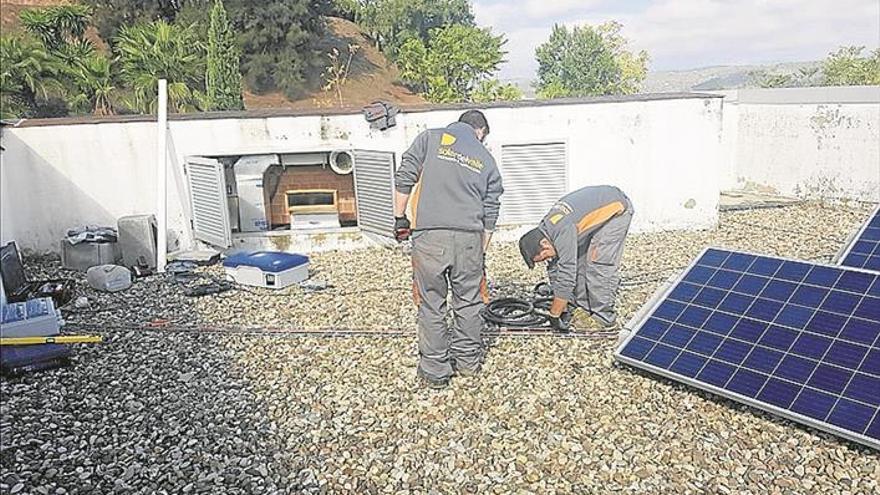 Unos paneles solares ahorrarán un 40% y un 20% en el teatro y Casa de la Juventud