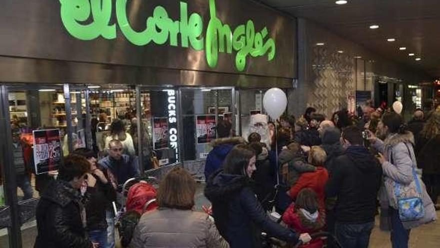 Clientes a la entrada de El Corte Inglés en A Coruña.