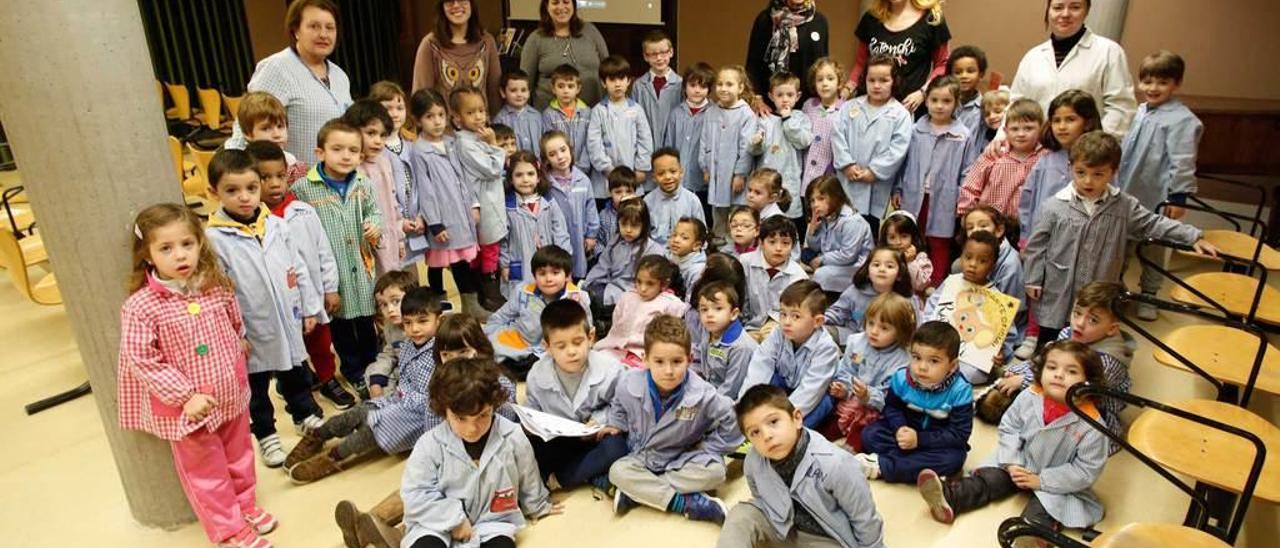 Alumnos del colegio Santo Tomás, ayer, durante una jornada de lectura sobre los personajes que protagonizan los cuentos de LA NUEVA ESPAÑA de Avilés.