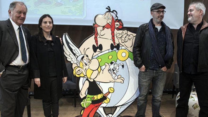 Uderzo, Anna Gosciny, Ferri y Conrad, con los personajes.