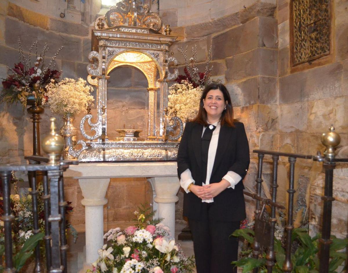 La alcaldesa, junto a las andas de la Virgen de la Vega. | E. P.
