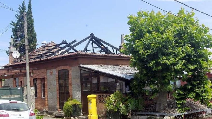 Un incendio devora el desván de una casa en Valladares. // M. Canosa