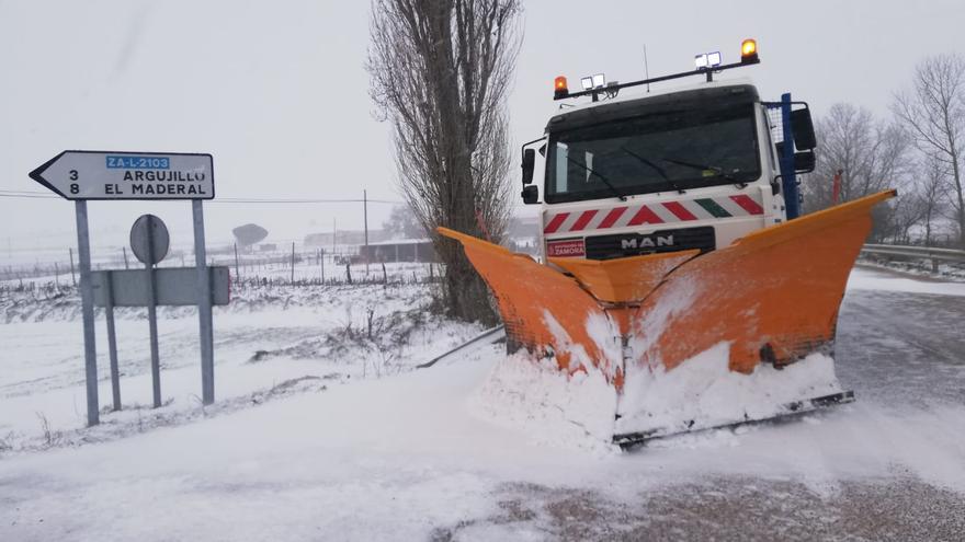 Temporal Filomena en Zamora | Las máquinas de la Diputación retiran la nieve de las carreteras