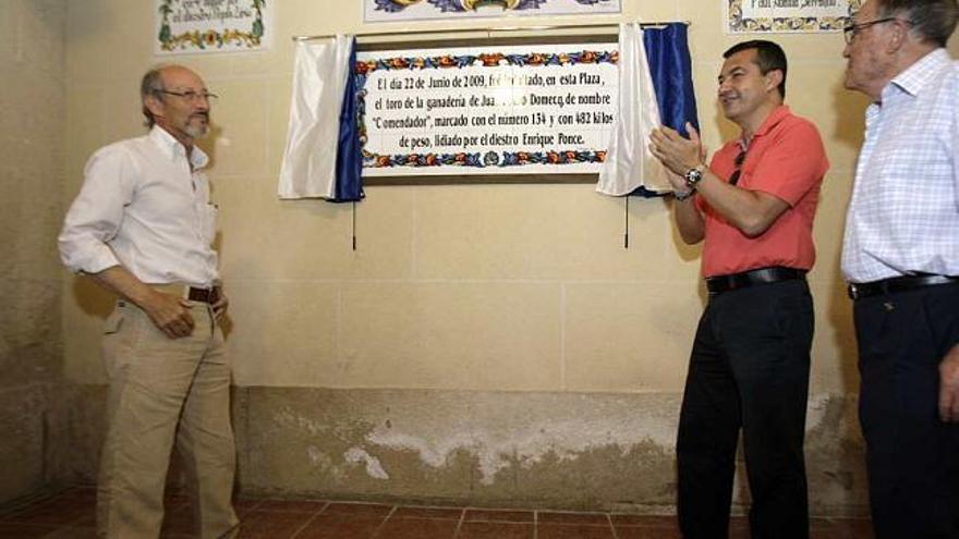 Juan Pedro Domecq, a la izquierda, tras descubrir la placa ayer en la plaza de toros.