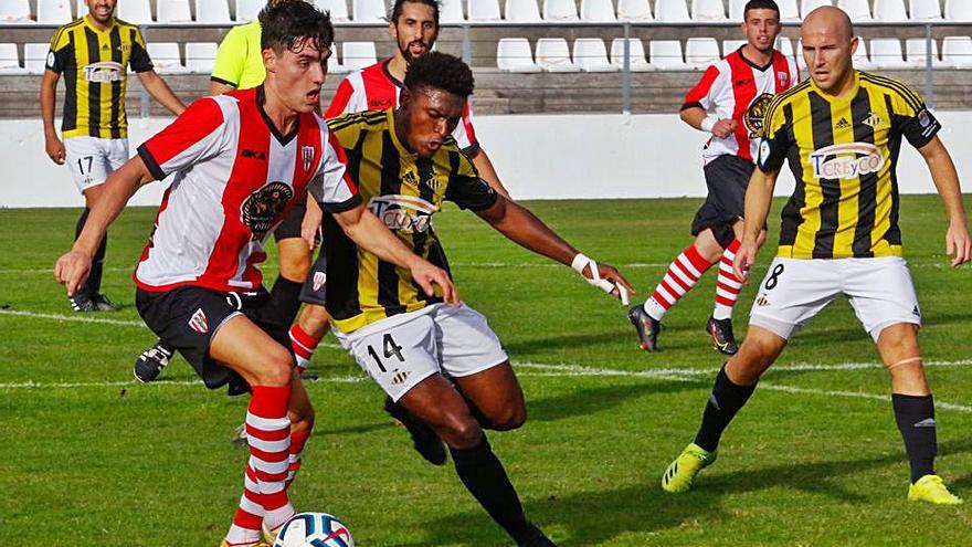 Óscar Iglesias protege el balón ante Gustavo y Cheri. |  // I. ABELLA