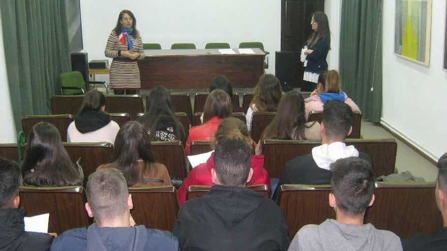 Alumnos del González Allende se disponen a participar en la lectura pública del Día de las Escritoras.