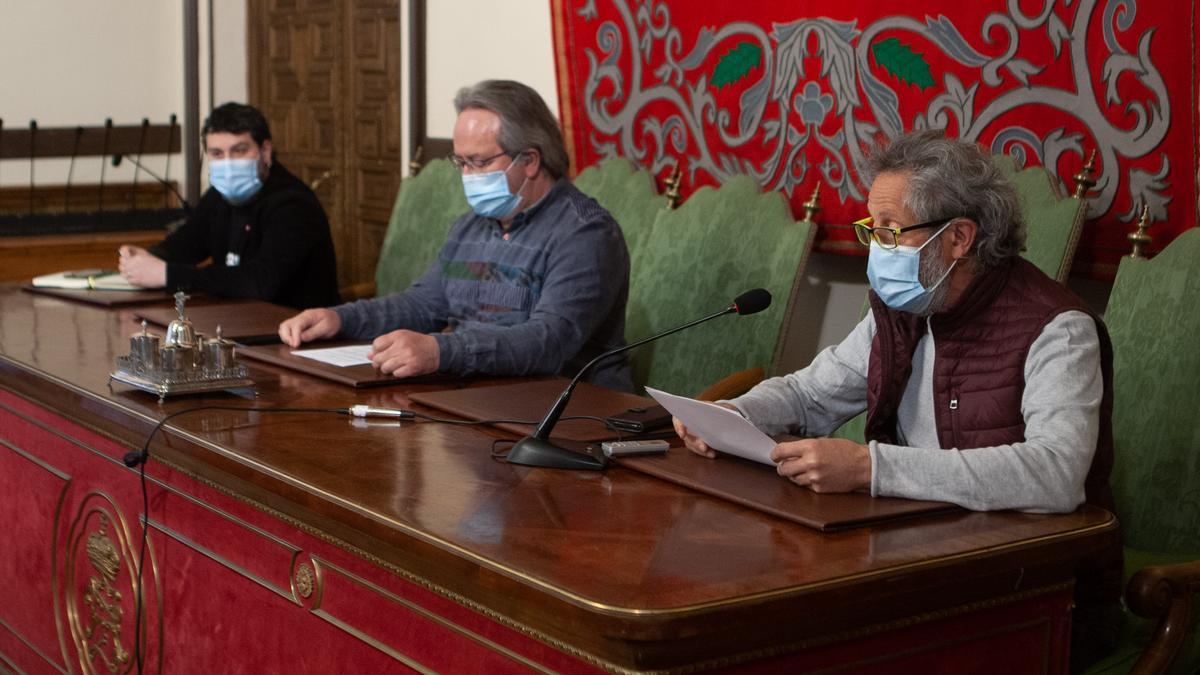 Diego Bernardo, Francisco Guarido y Romualdo Fernández explican las bases de la obra de Tres Cruces.