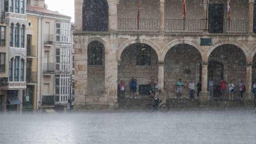 Las tormentas descargan sobre la capital y dejan 3,6 litros de lluvia durante la mañana