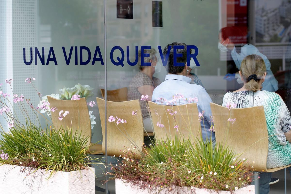 Tras la intervención, se suele recomendar descansar los ojos durante las primeras 24h