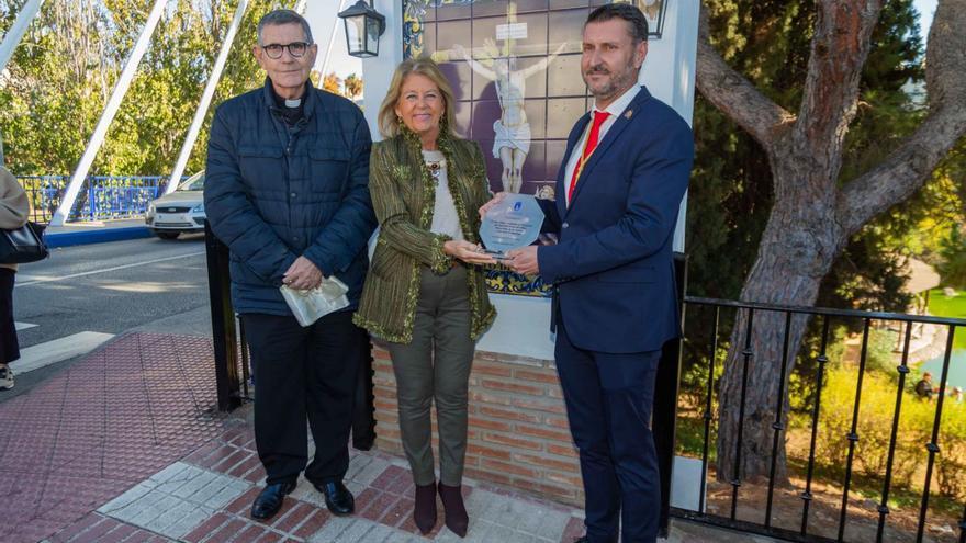 El monolito, ubicado en el acceso oeste del puente Cristo del Amor.