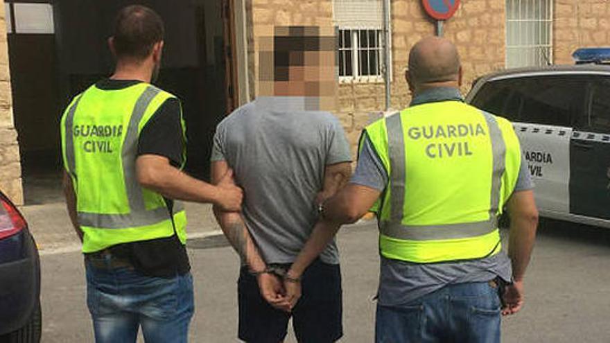 El detenido en el cuartel de la Guardia Civil de Novelda.