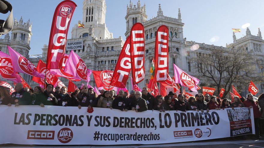 Cabeza de la manifestación en la plaza de Cibeles de Madrid. // Efe