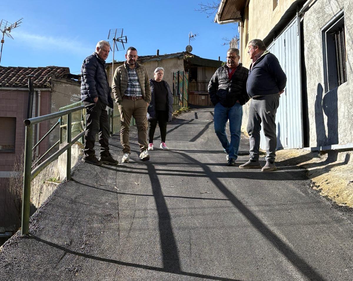 La visita a uno de los núcleos reasfaltados.