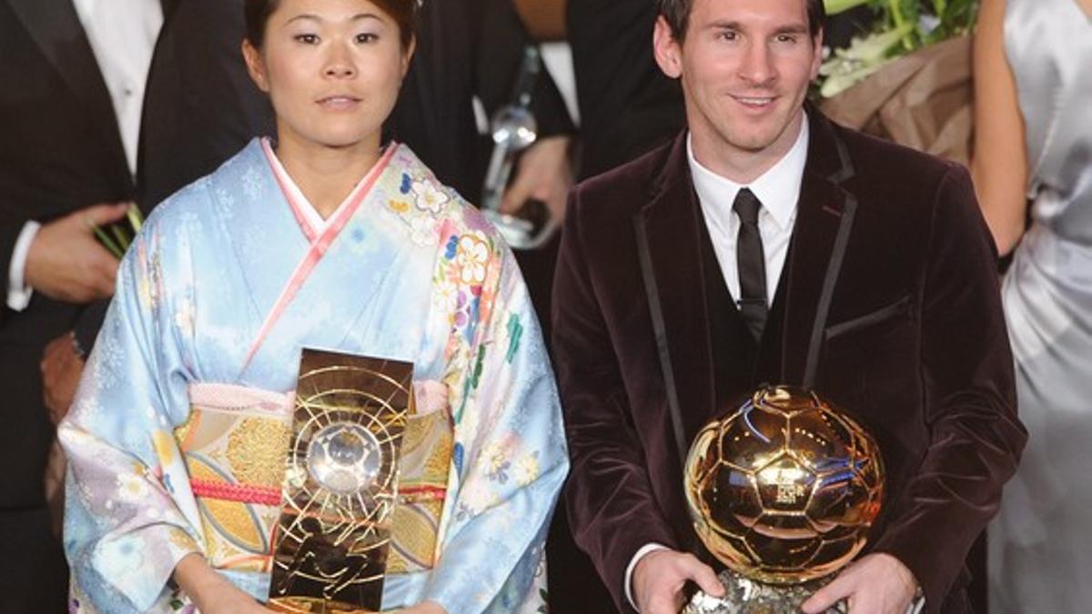 Sawa, junto a Messi, tras recoger el Balón de Oro en la gala de la FIFA del 9 de enero.
