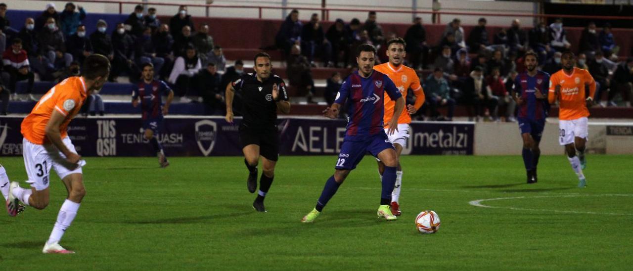 Álvaro Traver recibe un balón durante el partido ante el Fuenlabrada. | JOSÉ GÓMEZ