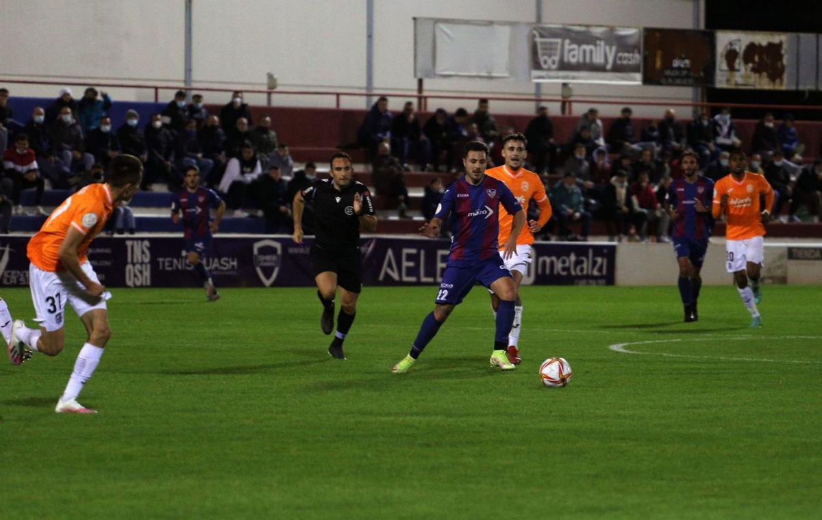 Álvaro Traver recibe un balón durante el partido ante el Fuenlabrada. | JOSÉ GÓMEZ