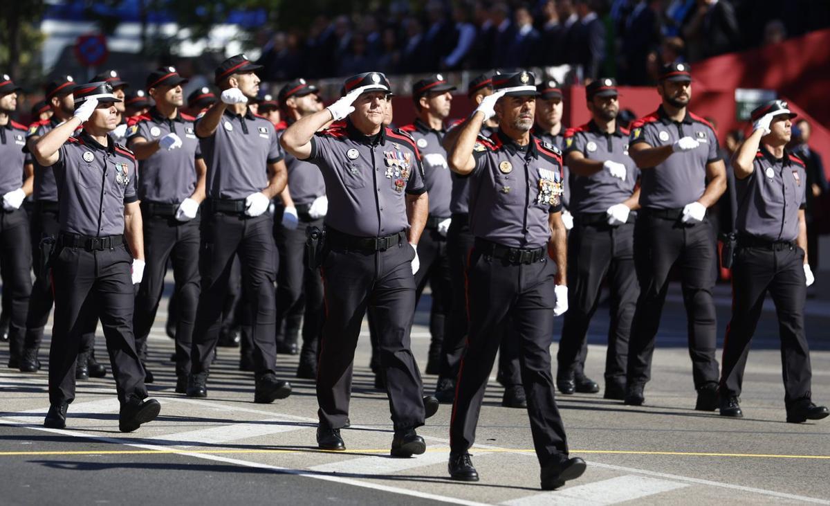 Desfile de miembros de la Policía Canaria en el Día de la Hispanidad en Madrid.