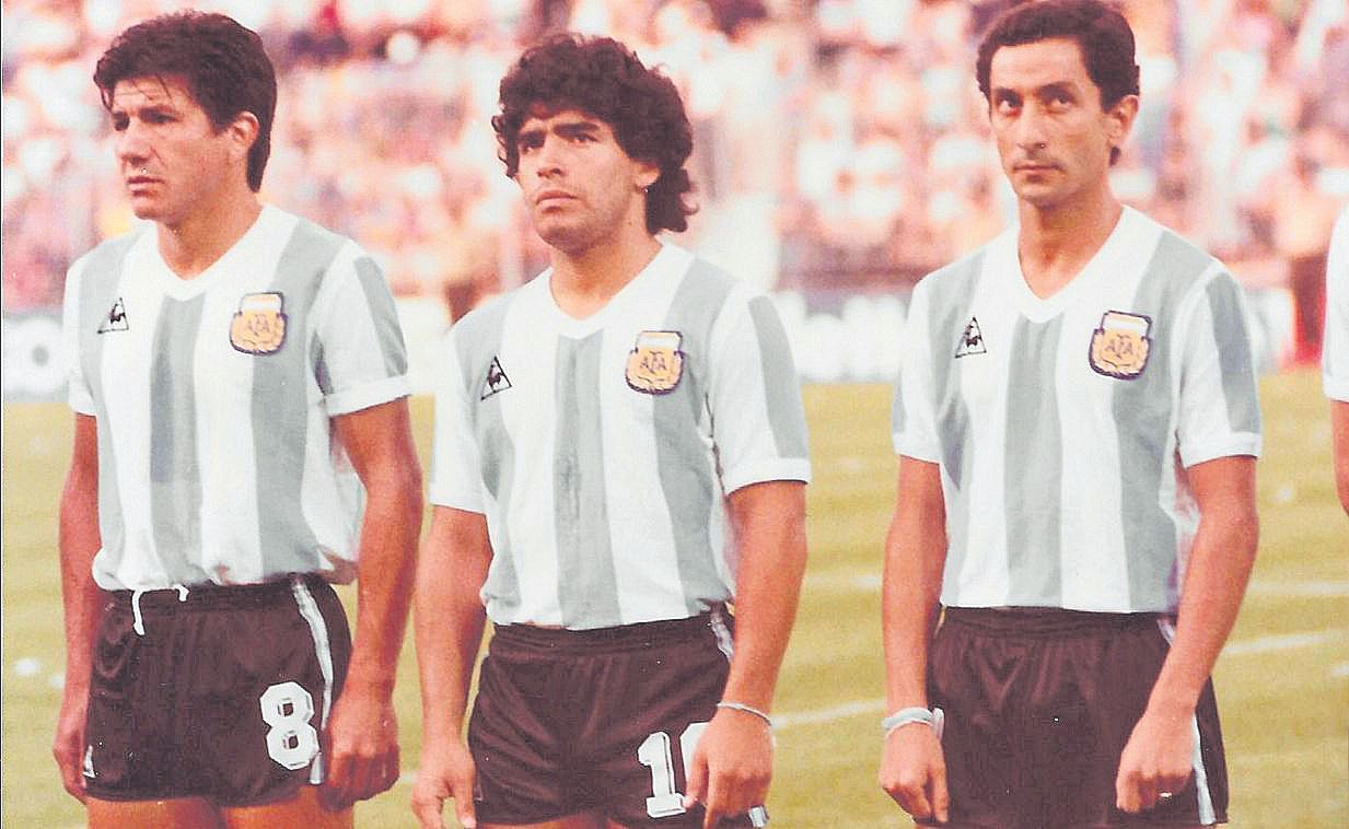 Maradona entre Galván y Ardiles antes del Argentina-El Salvador en el Rico Pérez.