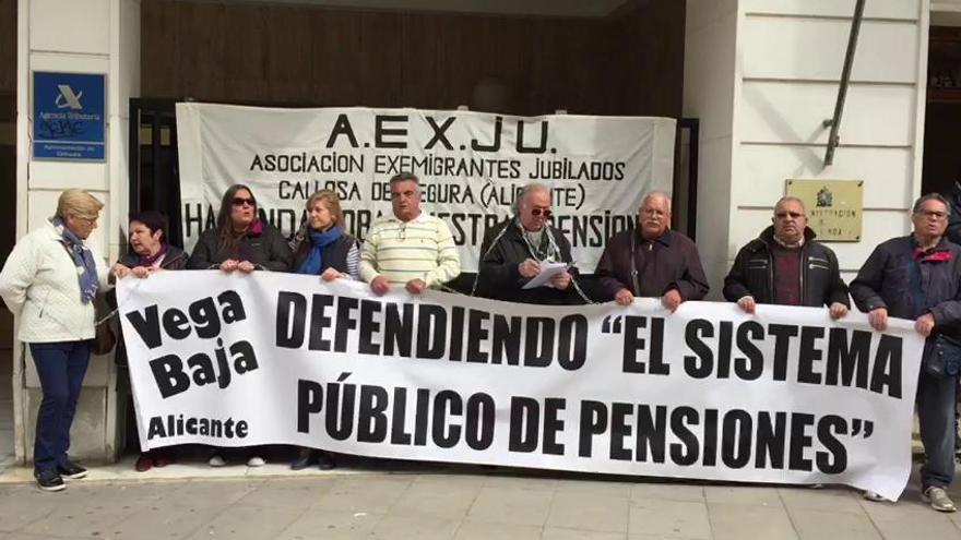 Jubilados exigen el mantenimiento de sus pensiones con una protesta ante Hacienda