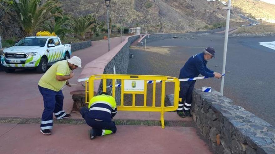 Los operario cierran una playa de El Rosario.