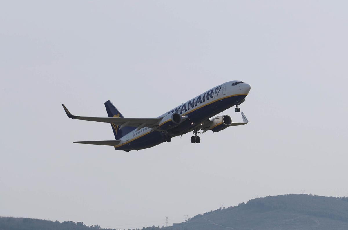 Despegue de un avión de Ryanair de Peinador con destino a Londres.