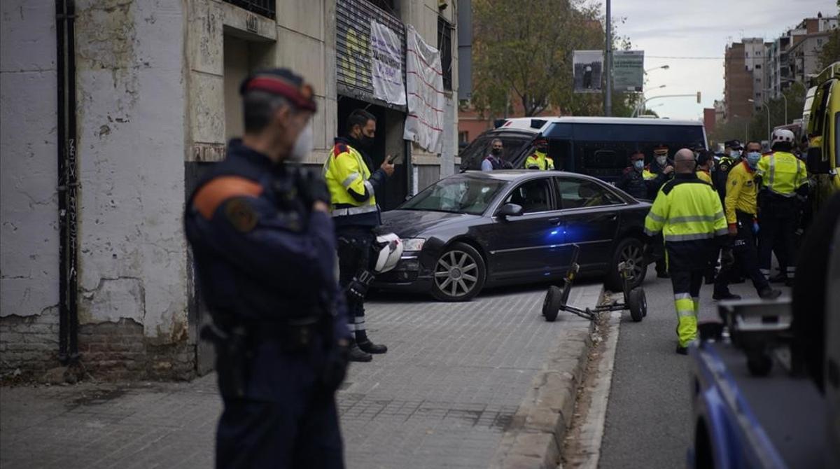 El presumpte propietari de l immoble de la foto ha atropellat 4 persones que es trobaben a l interior  Aquest parquing portava uns dies okupat per activistes del dret a l habitatge  habilitatnt-lo  segons ells per fer activitats per barri  Avui a primera hora del mati quan els activistes han obert la persiana  presumptes treballadors assalariats de la propietat han coaccionat els okupes  en un forceig  el propietari ha envestit la persiana  atropellant lleument 4 persones  Aquest ha estat detingut i un dels activistes ates per un atac d ansietat  FOTO JOAN MATEU PARRA BARCELONA 4 12 2020