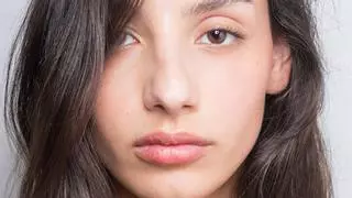 Las peluqueras coinciden: “Aplicar la mascarilla antes del lavado, puede ser un buen recurso cuando el cabello está seco, sensibilizado o especialmente poroso para aportar nutrición y acondicionamiento antes de limpiar el cabello”