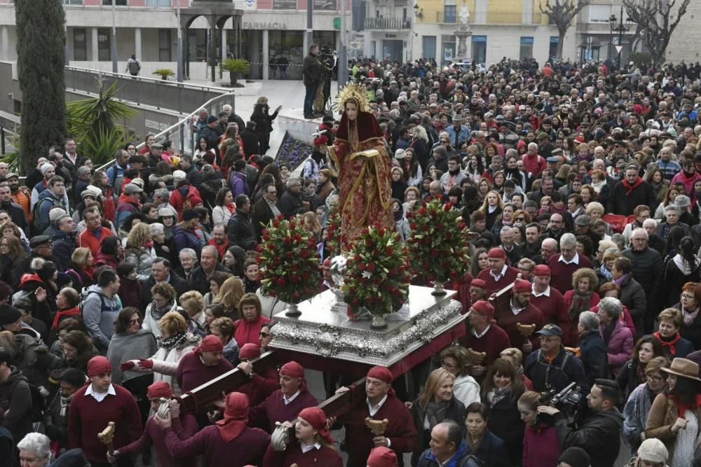 Cientos de fieles acompañan a la Santa.