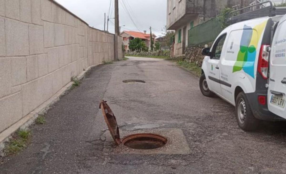 Revisión de la red en la rúa Ghaiteiriño, en Aldán. | FdV