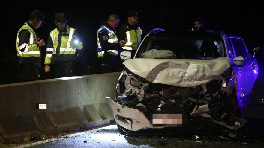 Dos menores muertos y una herida grave en un choque frontal entre dos coches en Marín