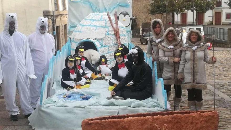 Salas celebra un Carnaval tardío y en aumento