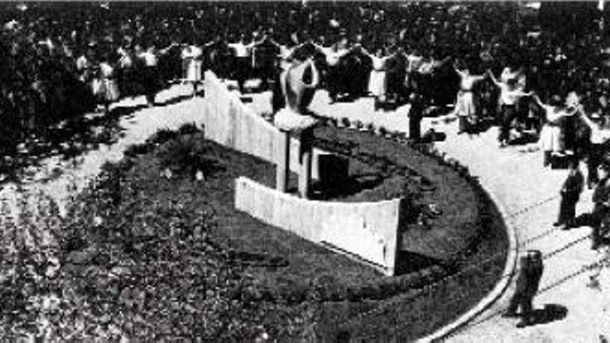 Ballada al voltant del monument a la sardana de la plaça Cots en l&#039;acte d&#039;inauguració del 21 d&#039;abril del 1963