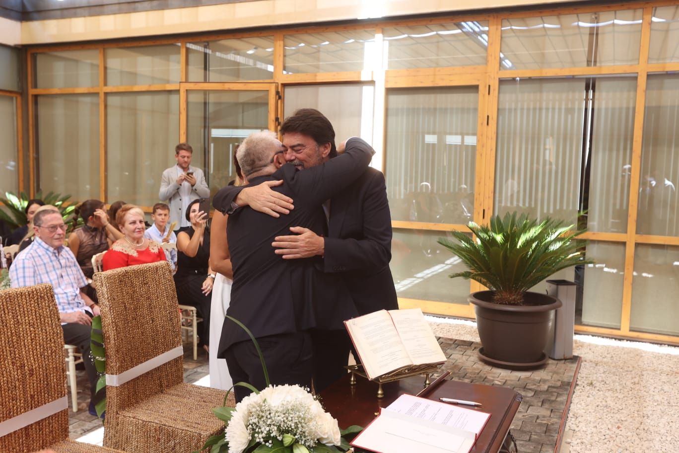 Barcala oficia la boda de Antonio Manresa y María Conejero, ex concejales del Ayuntamiento de Alicante