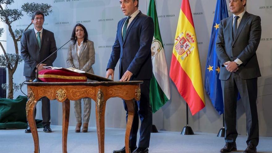 Elías Bendodo, flamante consejero de Presidencia, jura su cargo en Sevilla.