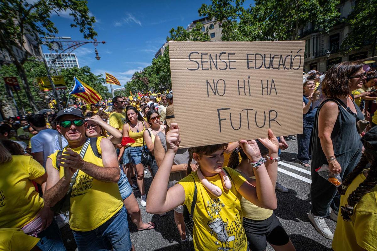 Manifestación de docentes, familias y entidades educativas para reclamar un nuevo modelo de escuela en Catalunya