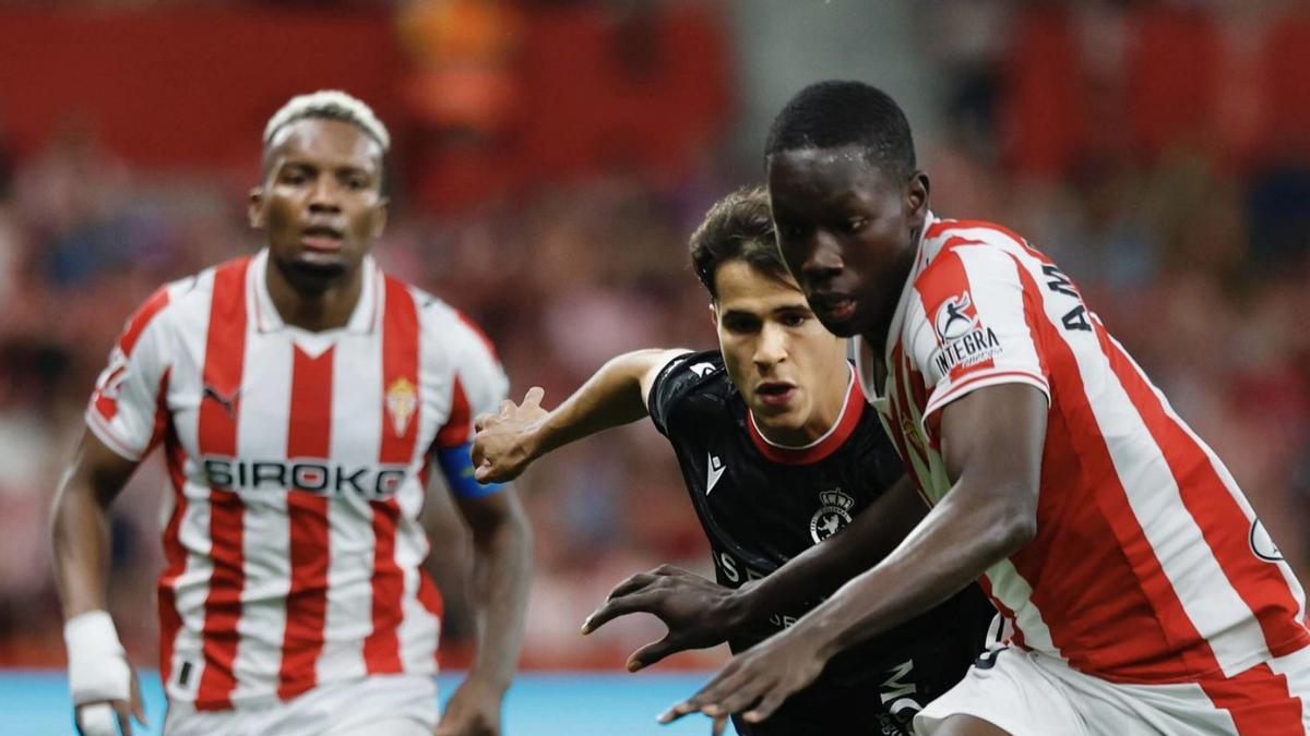 Amadou supera a Larios ante la mirada de Otero.  | MIKI LÓPEZ