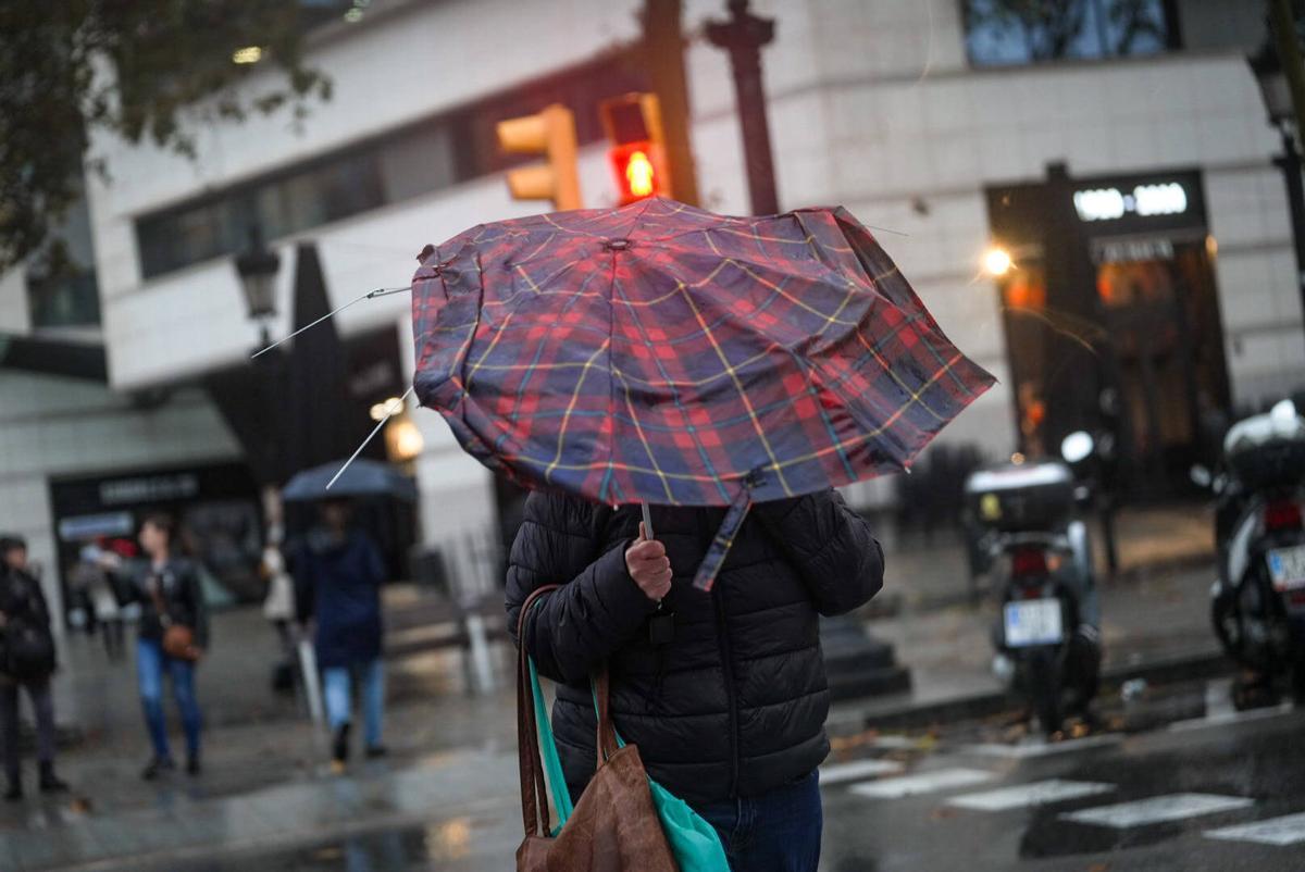 Lluvia intensa en plaza de Catalunya, en Barcelona