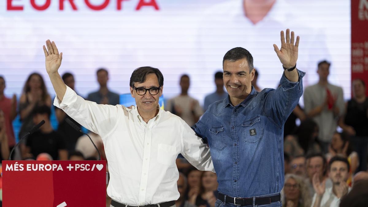 El presidente del Gobierno, Pedro Sánchez, junto al líder del PSC, Salvador Illa, durante un acto electoral de la campaña de las europeas.
