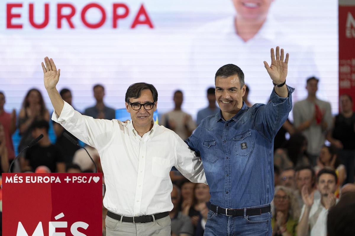 El presidente del Gobierno, Pedro Sánchez, junto al líder del PSC, Salvador Illa, durante un acto electoral de la campaña de las europeas.