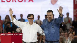El presidente del Gobierno, Pedro Sánchez, junto al líder del PSC, Salvador Illa, durante un acto electoral de la campaña de las europeas. 