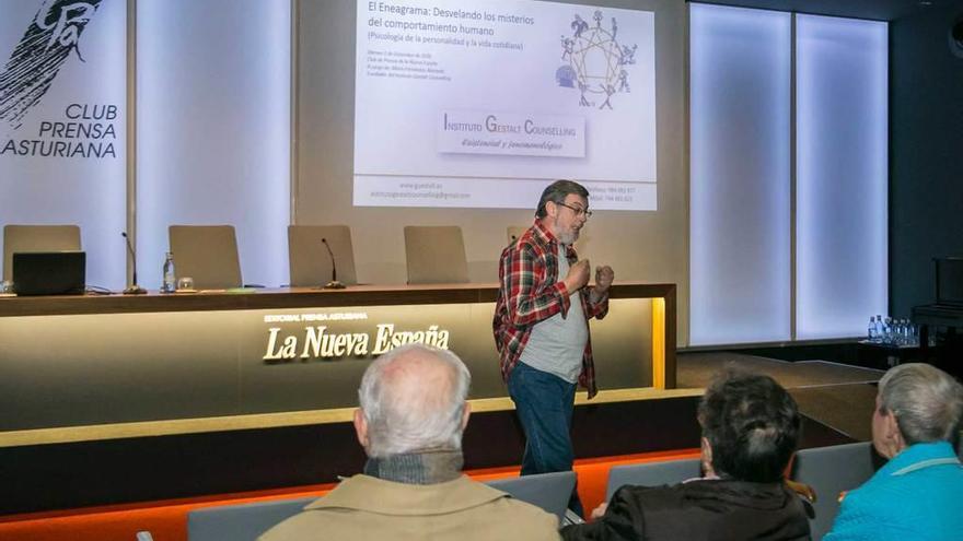 Mario Fernández Alameda, ayer, durante la charla en el Club Prensa Asturiana de LA NUEVA ESPAÑA.