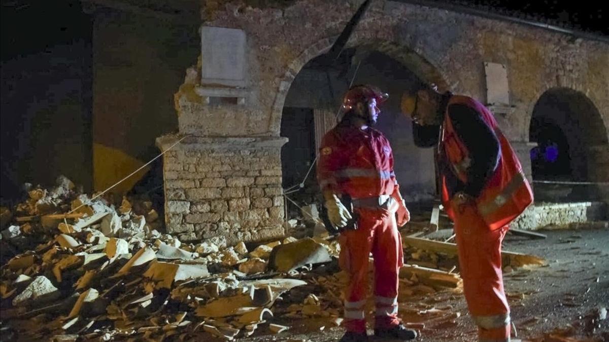 Equipos de rescate en la localidad italiana de Visso, en el centro del país.