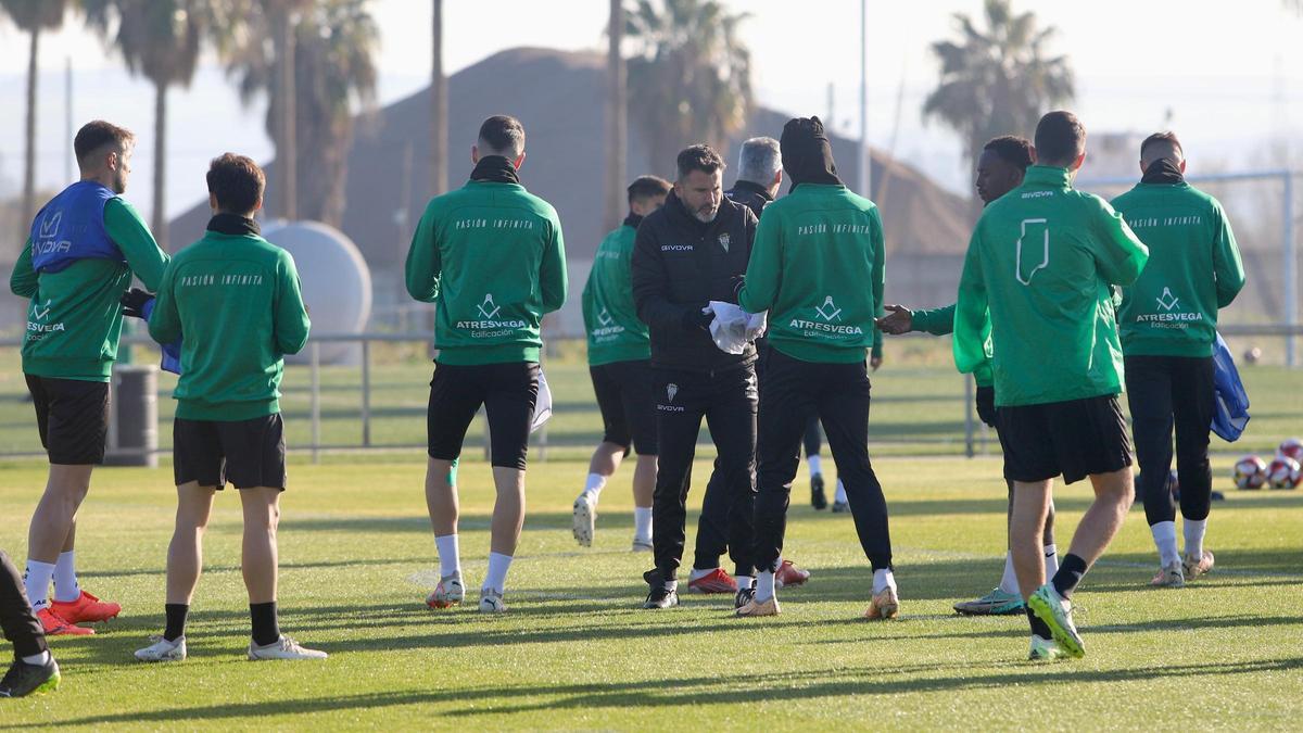 Ania da instrucciones a los jugadores del Córdoba CF en la Ciudad Deportiva.