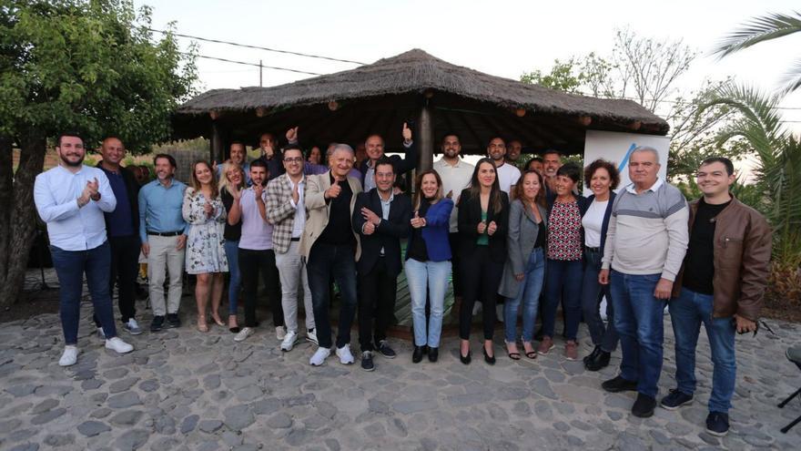 José Manuel Quijada con su candidatura, dirigentes y otros candidatos de CC.