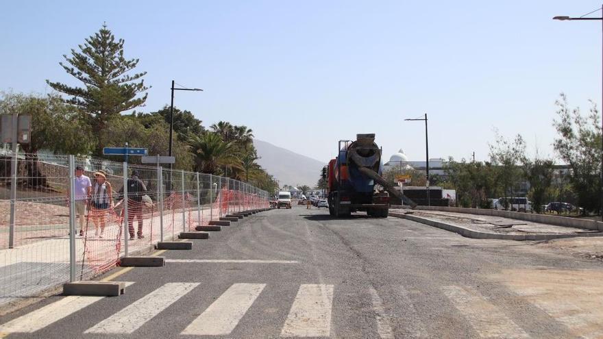 Yaiza avanza en la reforma de la Avenida Papagayo con nuevos aparcamientos y cortes de tráfico