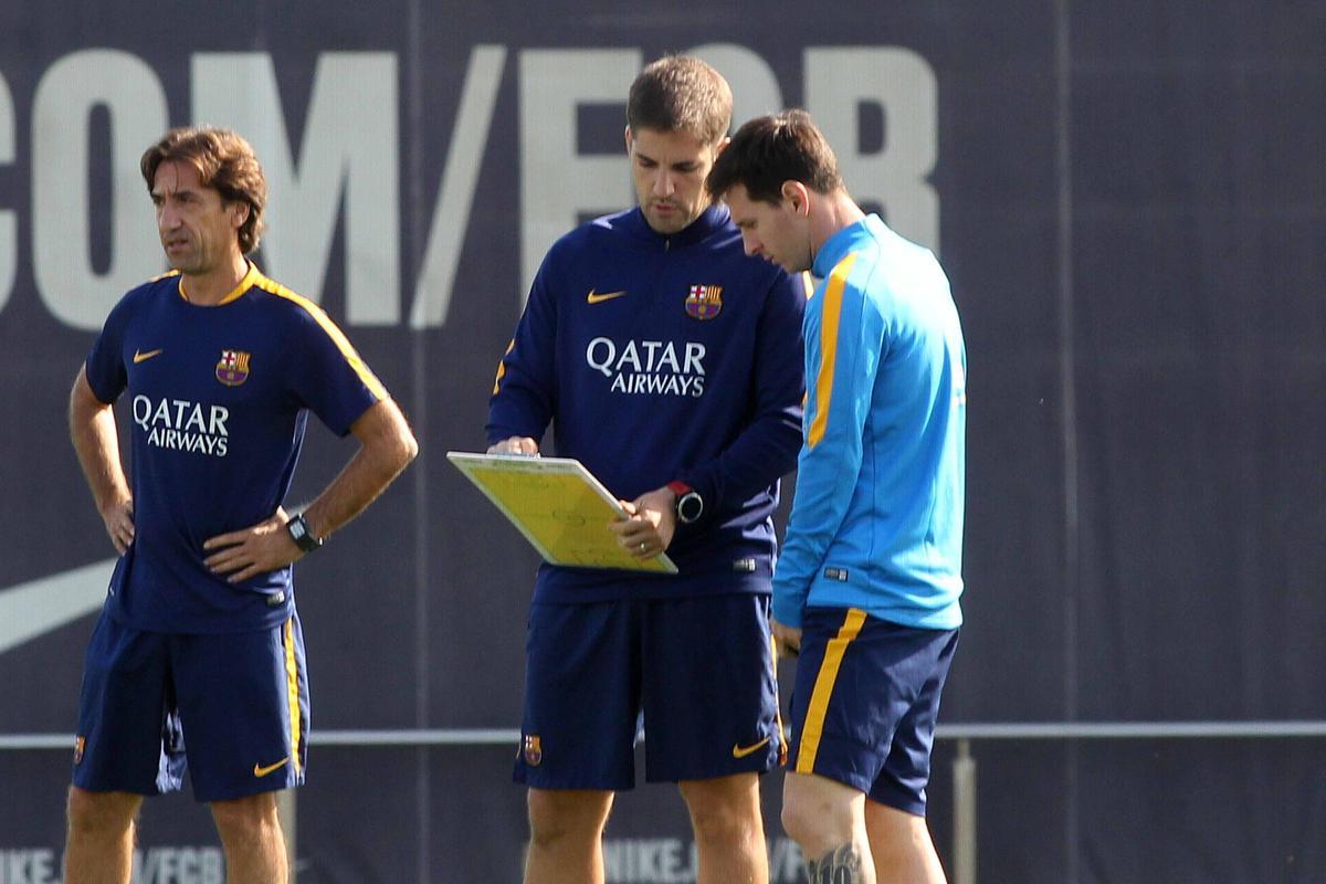 Robert Moreno, dando instrucciones a Leo Messi
