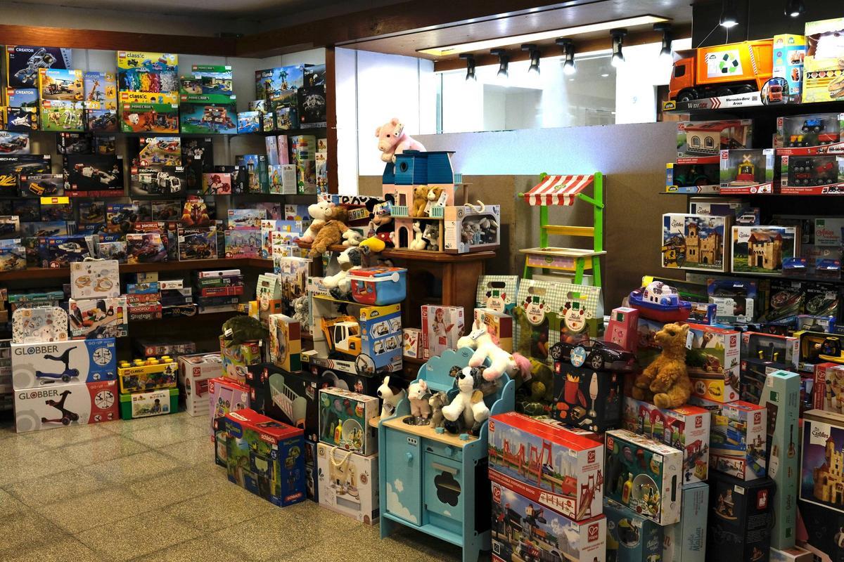 La juguetería La Industrial de Palma se homenajea a sí misma en su tradicional escaparate navideño