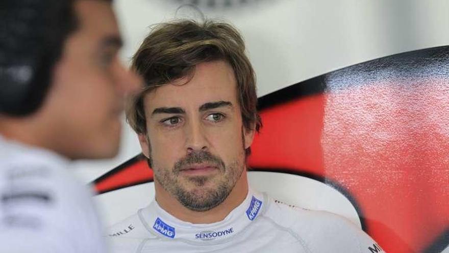 Fernando Alonso, ayer, en el garaje de McLaren-Honda en Interlagos.