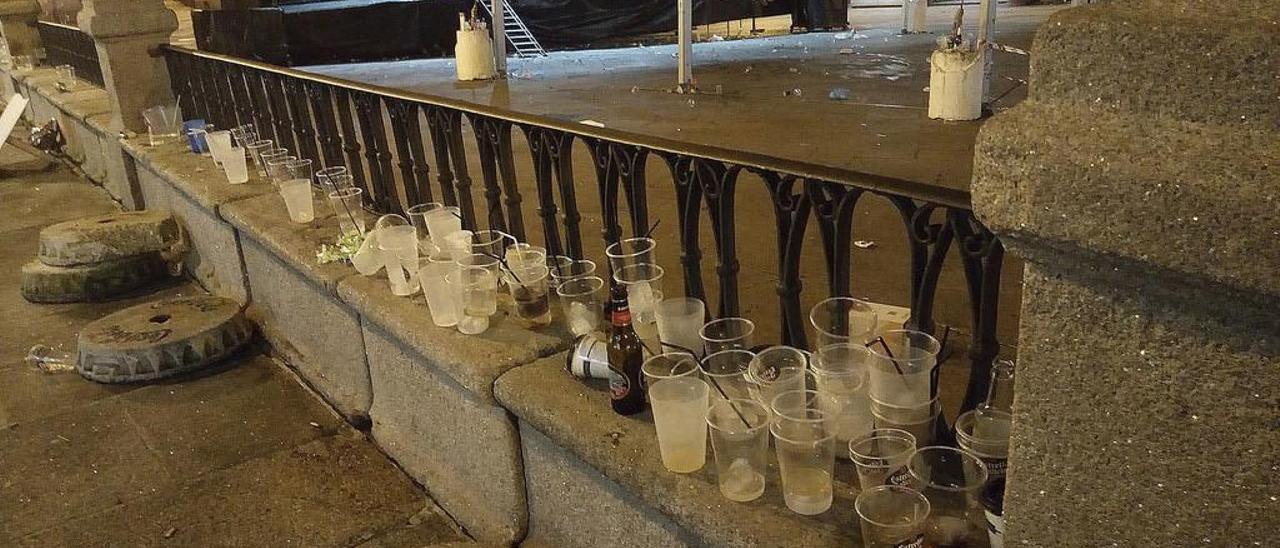 Vasos y residuos en la Plaza el pasado 1 de enero. // FdV